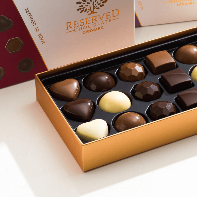 Chokoladeæske med trøffel-romkugler